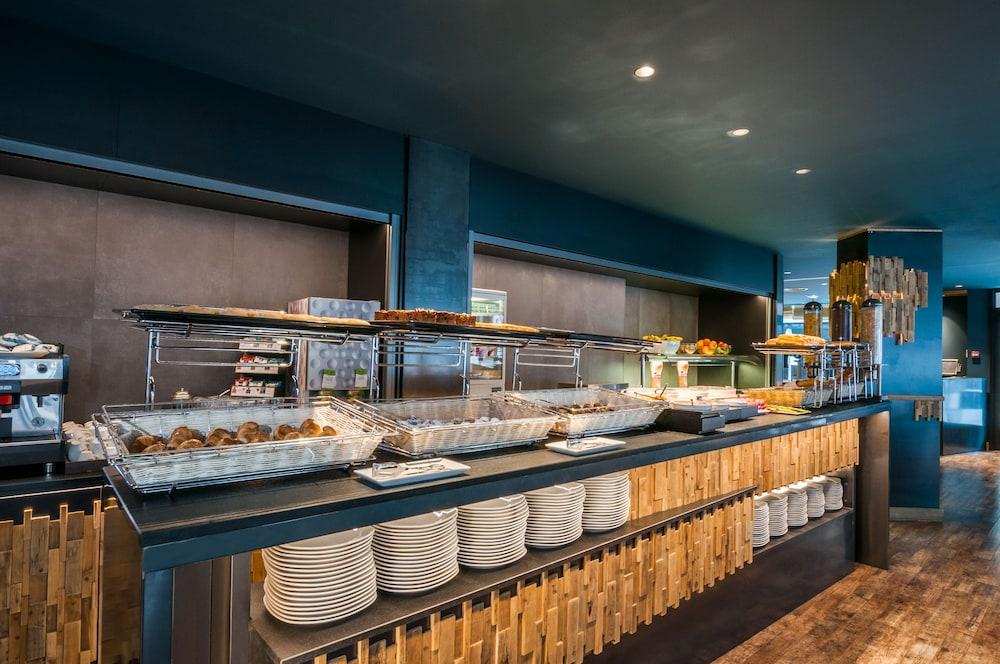 Eurostars Marivent Hotel PMI Buitenkant foto Breakfast buffet at the hotel