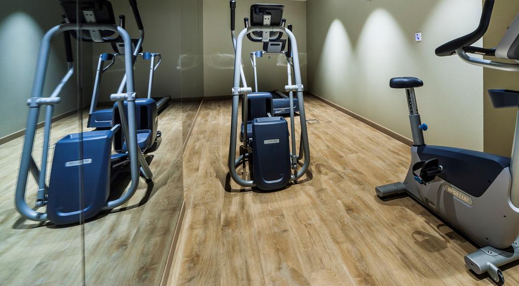 Eurostars Marivent Hotel PMI Buitenkant foto The interior of a modern gym