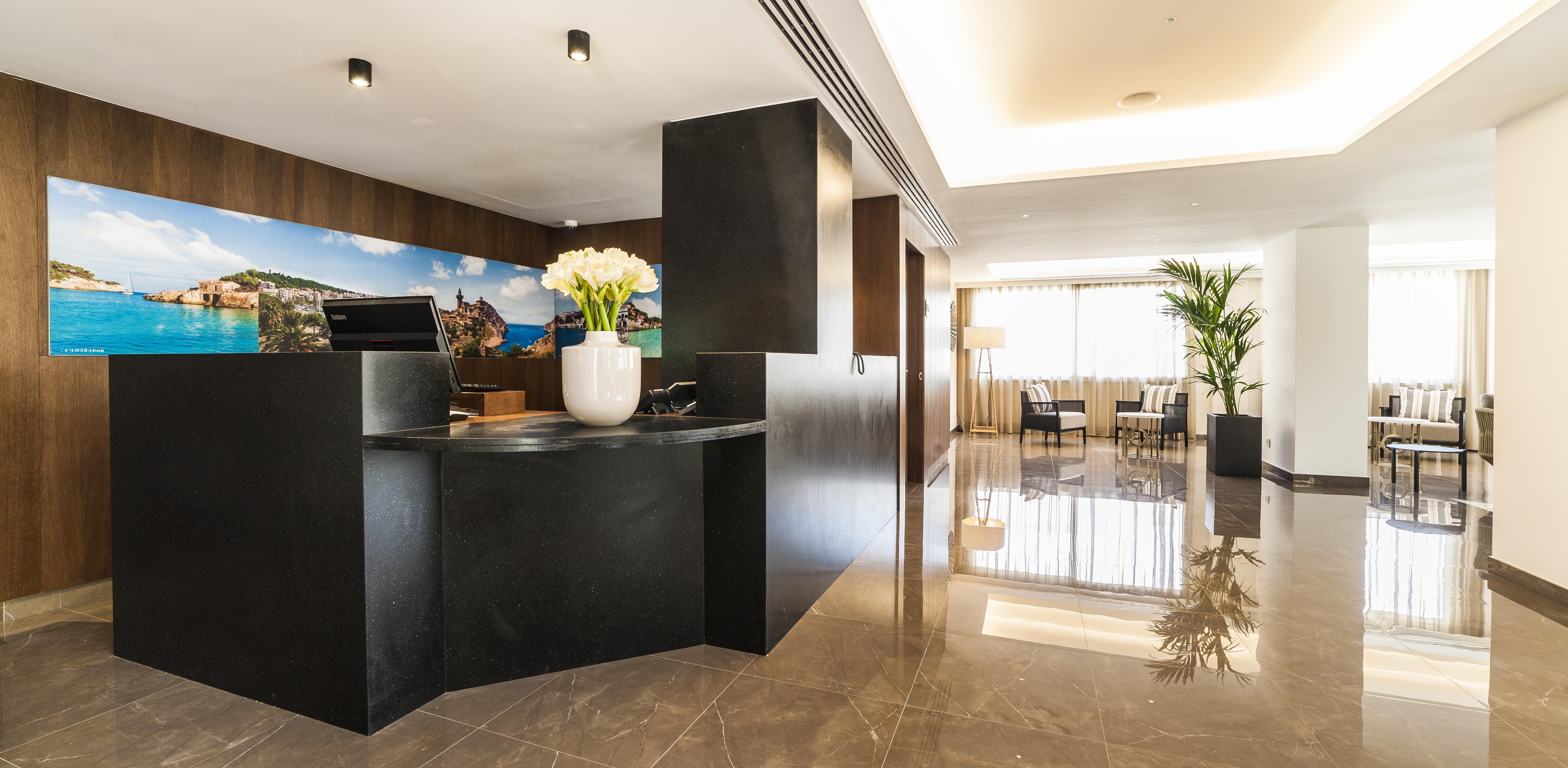 Eurostars Marivent Hotel PMI Buitenkant foto Reception desk