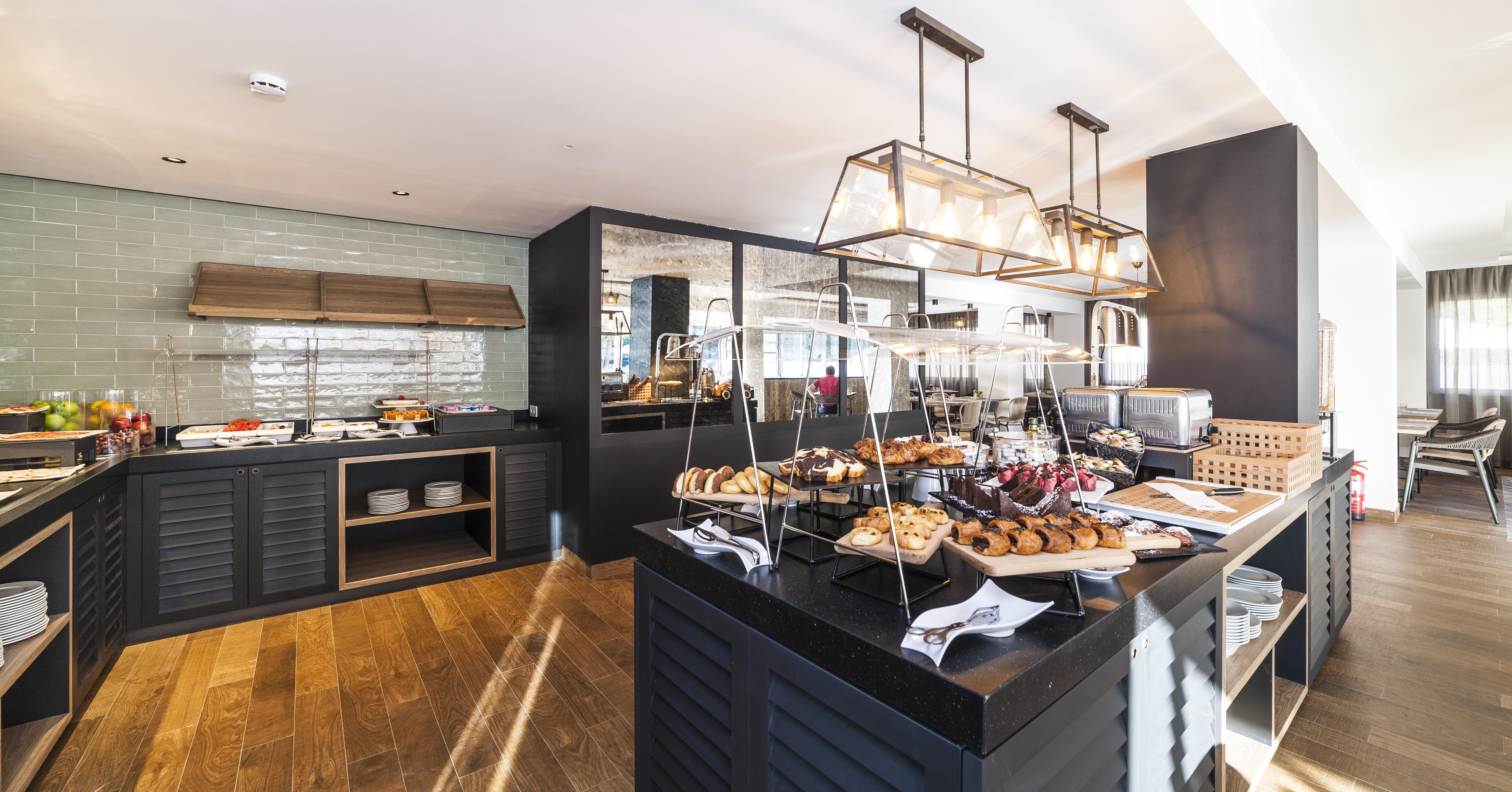 Eurostars Marivent Hotel PMI Buitenkant foto Breakfast buffet at the hotel