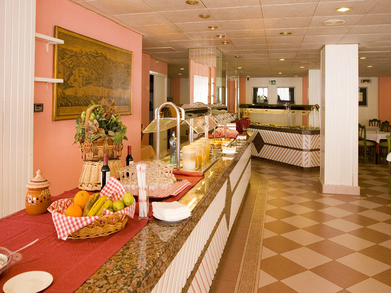 Eurostars Marivent Hotel PMI Restaurant foto Breakfast buffet in a hotel