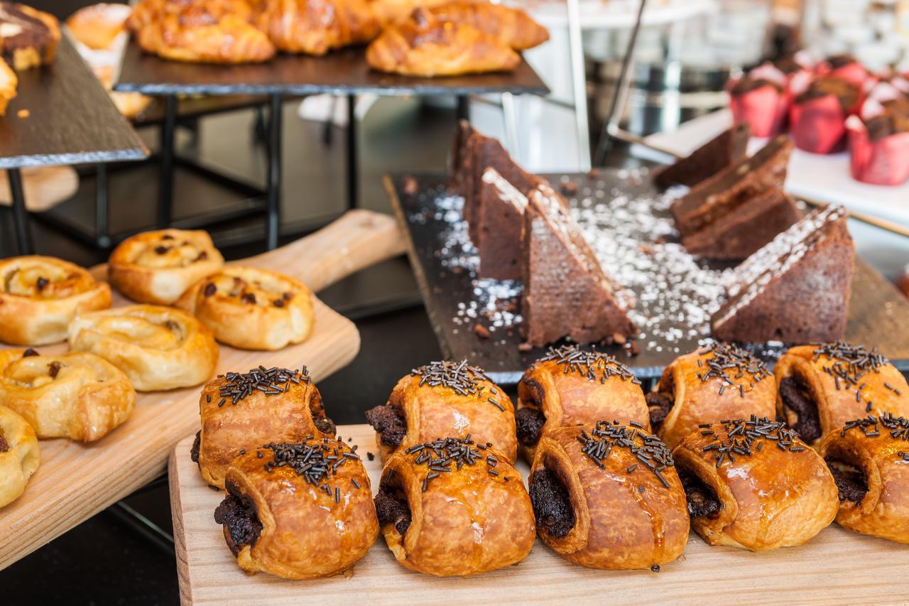 Eurostars Marivent Hotel PMI Buitenkant foto "The pastry shop is open for breakfast and lunch"